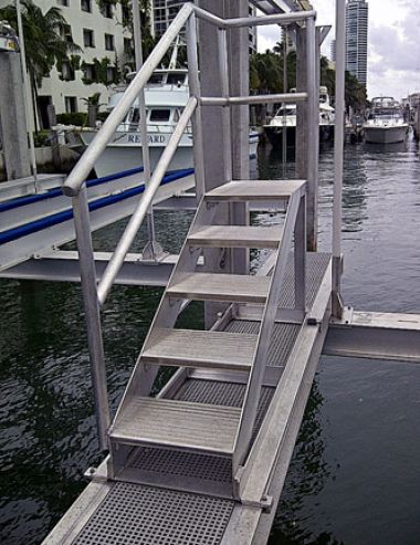 ACCESORIU GOLDENBOATLIFTS 2016 CUSTOM WALKWAYS AND STEPS