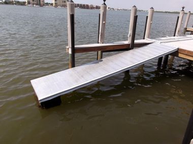 ACCESORIU GOLDENBOATLIFTS 2016 FLOATING - HINGED ACCES PLATFORM